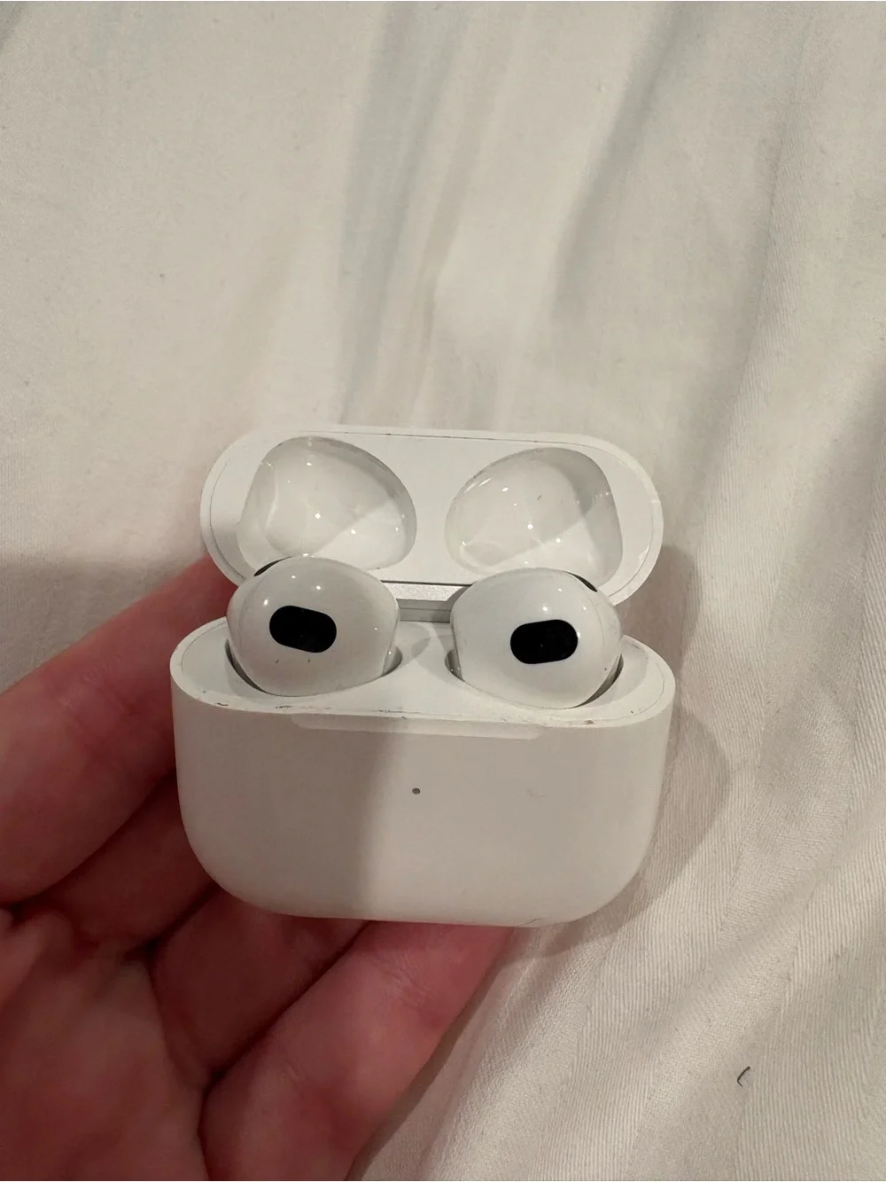 Apple AirPods 3’s (White) with Charging Case - Genuine Apple Earbuds